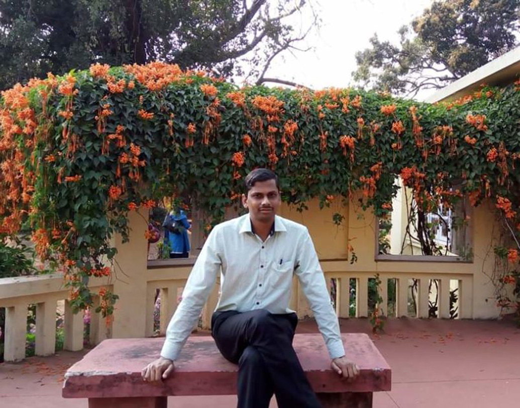 কিন্তু সামান্য আয়ে সংসার চালানো সম্ভব নয় বুঝে গিয়েছিলেন তিনি। সরকারি চাকুরে কেউ মারা গেলে, সরকারি প্রকল্পের আওতায় তাঁর পরিবারের কেউ একজন চাকরি পান। সেই মতো চাকরি পেতে আবেদন করেন এলামভবত। তবে যেহেতু স্নাতক হননি, তাই নিচুতলার কেরানি হতে চেয়ে আবেদন করেন।