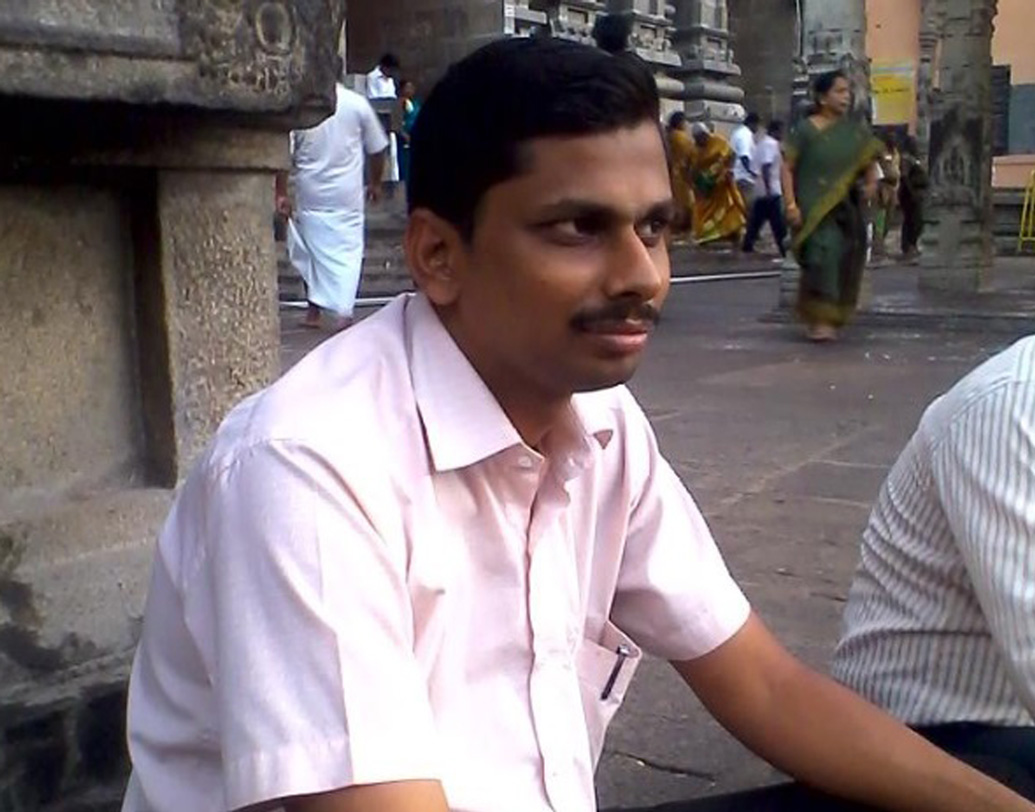 ওই চাকরি পেতে গেলে সব মিলিয়ে প্রায় ২০ রকমের নথিপত্র জমা দিতে হয় জেলাশাসকের অফিসে। কষ্ট করে সব জোগাড়ও করে ফেলেন এলামভবত। তা সত্ত্বেও চাকরি পাননি তিনি।