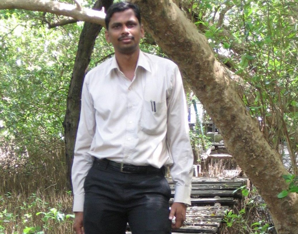 শুরু থেকেই আইএএস অফিসারের পদটিকে সম্মান করতেন তিনি। পদ্ধতিগত বদল আনতে গেলে সরকারের অংশ হতে হয়, তাই আইএএস হওয়ার প্রতিজ্ঞা নেন এলামভবত। দূরশিক্ষার মাধ্যমে ইতিহাস নিয়ে মাদ্রাজ ইউনিভার্সিটিতে ভর্তি হন। প্রাইভেট টিউটর রাখার সামর্থ্য ছিল না। বাড়িতে নিজেই পড়তেন তিনি।