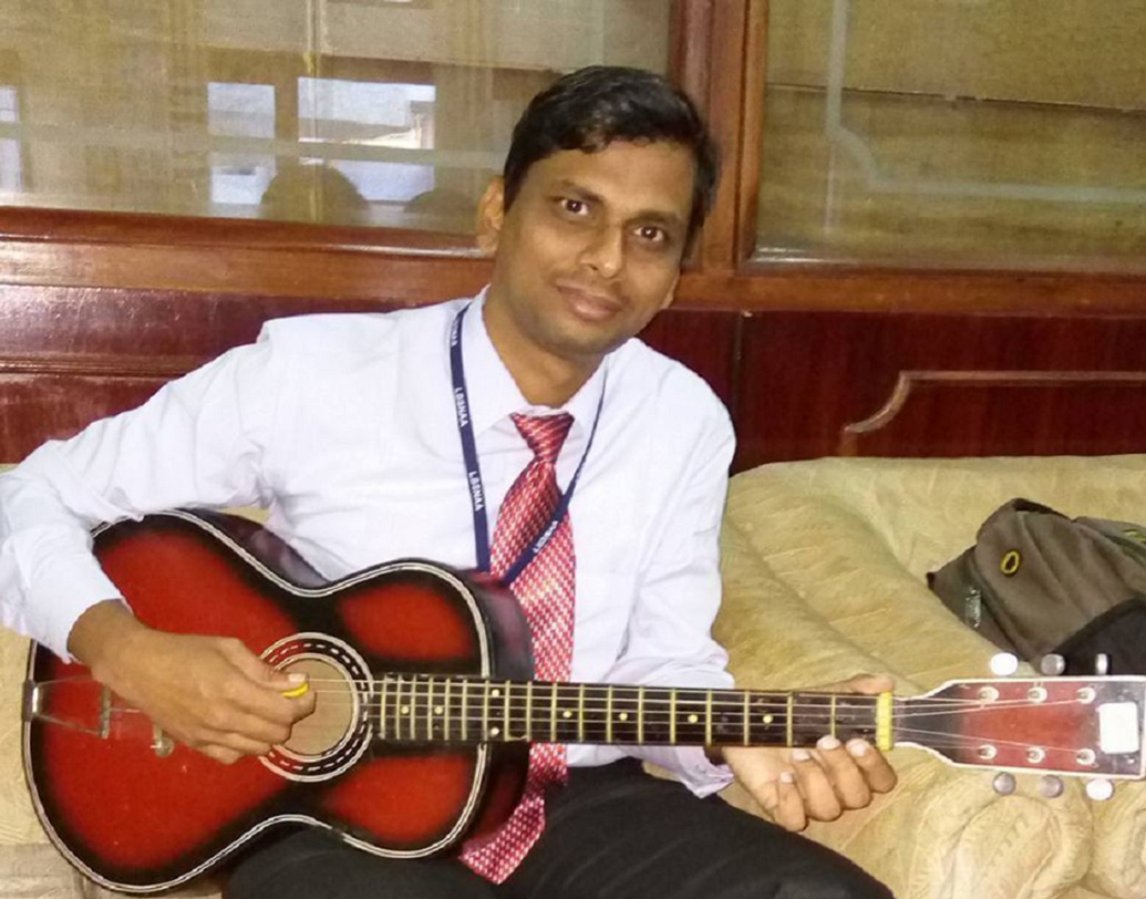 একই ভাবে ইউপিএসসি পরীভার প্রস্তুতি নিতে শুরু করেন। কোনওরকম প্রশিক্ষণ ছাড়া, শুধুমাত্র স্থানীয় লাইব্রেরির বইয়ের ভরসায় আদা জল খেয়ে লেগে পড়েন তিনি। বিষয়টি নজরে পড়তে কিছু মানুষ তাঁকে সাহায্য করতে এগিয়ে আসেন। তার পরই প্রশিক্ষণ নেওয়ার সুযোগ পান।