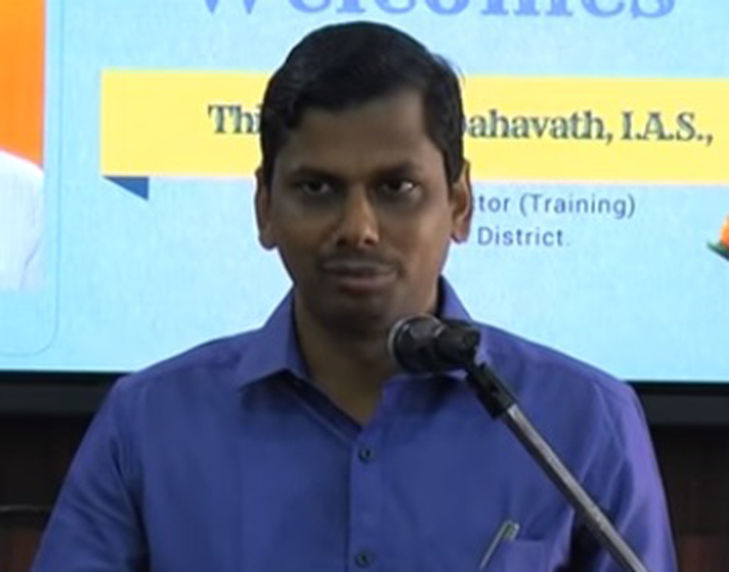 ইউপিএসসি পরীক্ষায় তিন-তিনবার ইন্টারভিউ পর্যায় পর্যন্ত পৌঁছলেও, সফল হতে পারেননি তিনি। তবে তামিলনাড়ু পাবলিক সার্ভিস কমিশনের একাধিক পরীক্ষায় কৃতকার্য হন। কিন্তু সরকারি চাকরি পাওয়ার পরও আইএএস হওয়ার স্বপ্ন তাড়িয়ে বেড়াচ্ছিল তাঁকে। তাই কর্মরত অবস্থাতেই নতুন করে প্রস্তুতি শুরু করেন।