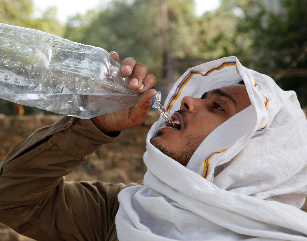ডায়েরিয়া রুখতে তো বটেই, তা ছাড়াও সারা বছরই পরিষ্কার জল খান। রাস্তাঘাটের যে কোনও জায়গা থেকে জল খাবেন না। মিনারেল ওয়াটার বা ফোটানো জল খান। তবে ডায়েরিয়া আক্রান্ত অঞ্চলে বাস করলে আর একটু বেশি সচেতন হতে হবে। কেমন তা?