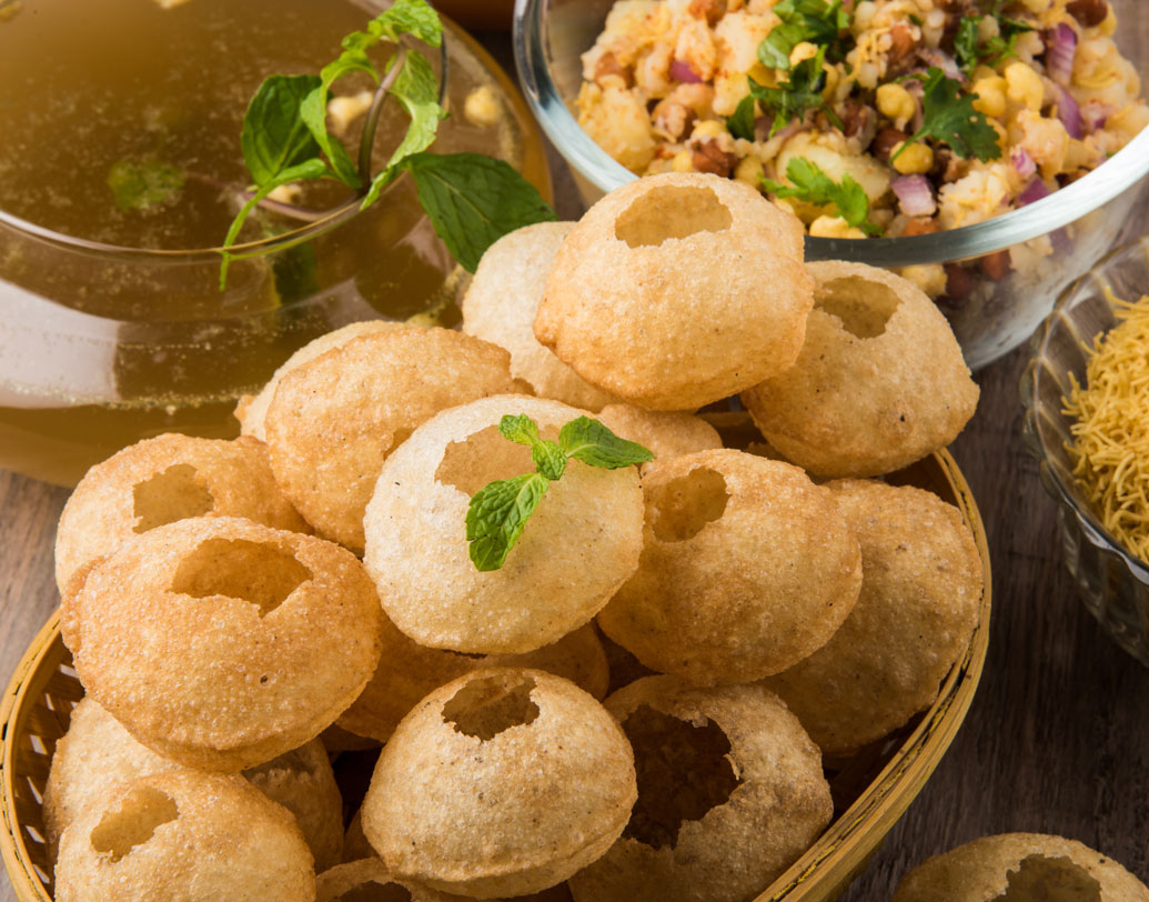 রাস্তার খাবার যতটা পারেন এড়িয়ে চলুন। বিশেষ করে, ফুচকা, ঘুগনি, মোমো জাতীয় খাবার একেবারেই খাবেন না। মোট কথা, যে সব খাবারে টকজল বা স্যুপের আকারে জল সরাসরি পেটে যায়, তাদের এড়িয়ে চলুন। এমনিতেও জল ছাড়া রান্না হয় না। তাই অপরিষ্কার হোটেল বা রেস্তরাঁ থেকে খাবেন না। এড়াতে হবে স্ট্রিট ফুডও।