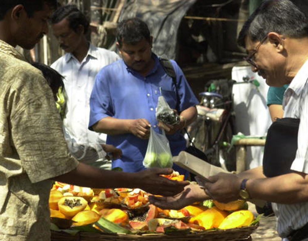 গরমে ফল খাওয়া ভাল। তা বলে কাঠফা‌টা গরমে বেড়িয়েই রাস্তারকা‌টা ফল খাবেন না। গোটা ফল কিনে ভাল করে ধুয়ে খান।