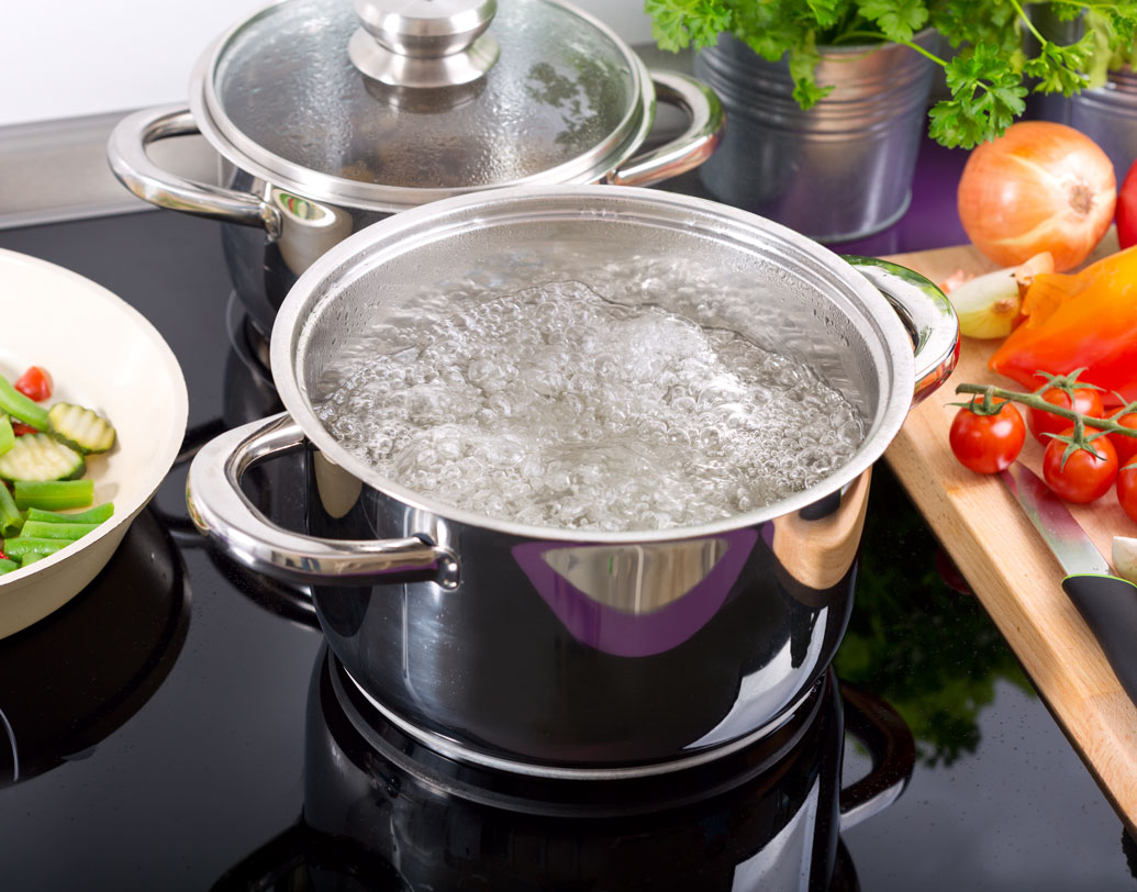 সব্জি কিনে রান্না করার আগে বেশ কিছুক্ষণ গরম জলে ভিজিয়ে রাখুন। তার পর রান্না করুন। এতে শাক-সব্জির গা থেকে রাসায়নিক, রং ও সারের ক্ষতিকর প্রভাব যেমন মুক্ত হয় কিছুটা, তেমনই সব্জি ধোওয়ার সময়ও জলের জীবাণুদের রুখে দেওয়া যায়।