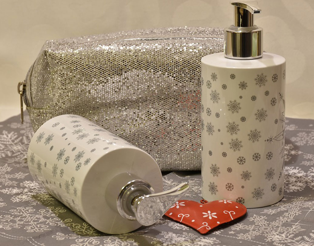 খাওয়ার আগে ভাল করে হাতে ধুয়ে নিন। বাড়িতে পোষ্য থাকলে তাকেও পরিচ্ছন্ন রাখুন।