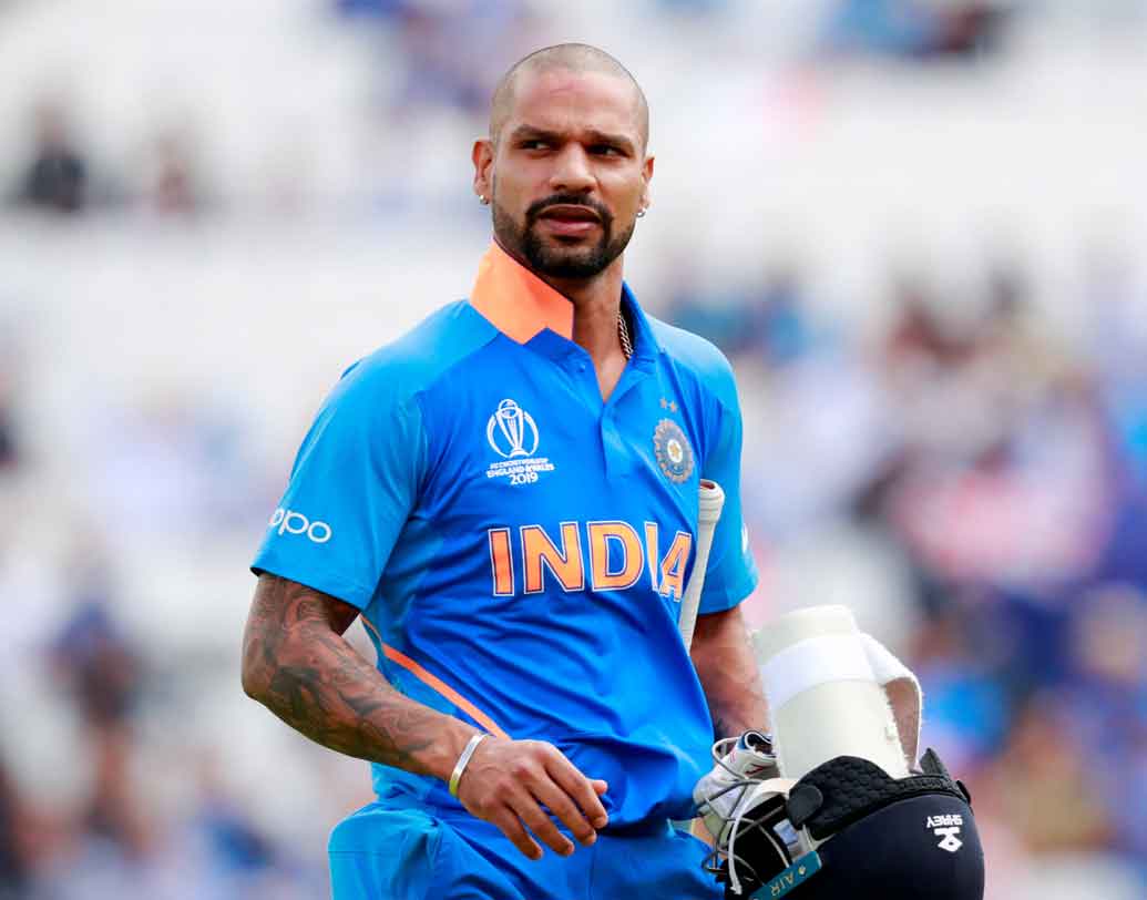 ওপেনার শিখর ধওয়নের অফ ফর্ম। বিশ্বকাপের প্রথম দু’টি প্র্যাকটিস ম্যাচের মতো দক্ষিণ আফ্রিকা ম্যাচেও তিনি তাড়াতাড়ি ফিরে যান ডাগআউটে। ১২ বল খেলে মাত্র ৮ রান করেই উইকেট রক্ষক ডি’ককের তালুবন্দি হন তিনি। তাই রবিবার অস্ট্রেলিয়ার বিরুদ্ধে নামার আগে চিন্তায় রাখবে বাঁহাতি ওপেনারের ফর্ম।