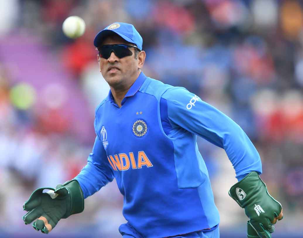 মহেন্দ্র সিংহ ধোনির খারাপ উইকেট কিপিং। ভারতের হয়ে প্রায় এক দশক ধরে উইকেটের পেছনে দাঁড়িয়ে দলের হয়ে একের পর এক দুর্দান্ত পারফরম্যান্স দিতে দেখা গিয়েছে তাঁকে। দক্ষিণ আফ্রিকার বিরুদ্ধে ম্যাচে ধোনিসুলভ পারফরম্যান্স দেখা যায়নি তাঁর কাছ থেকে। বার বার তাঁর হাত ফসকে বল বেরিয়ে যেতে দেখা যায়।