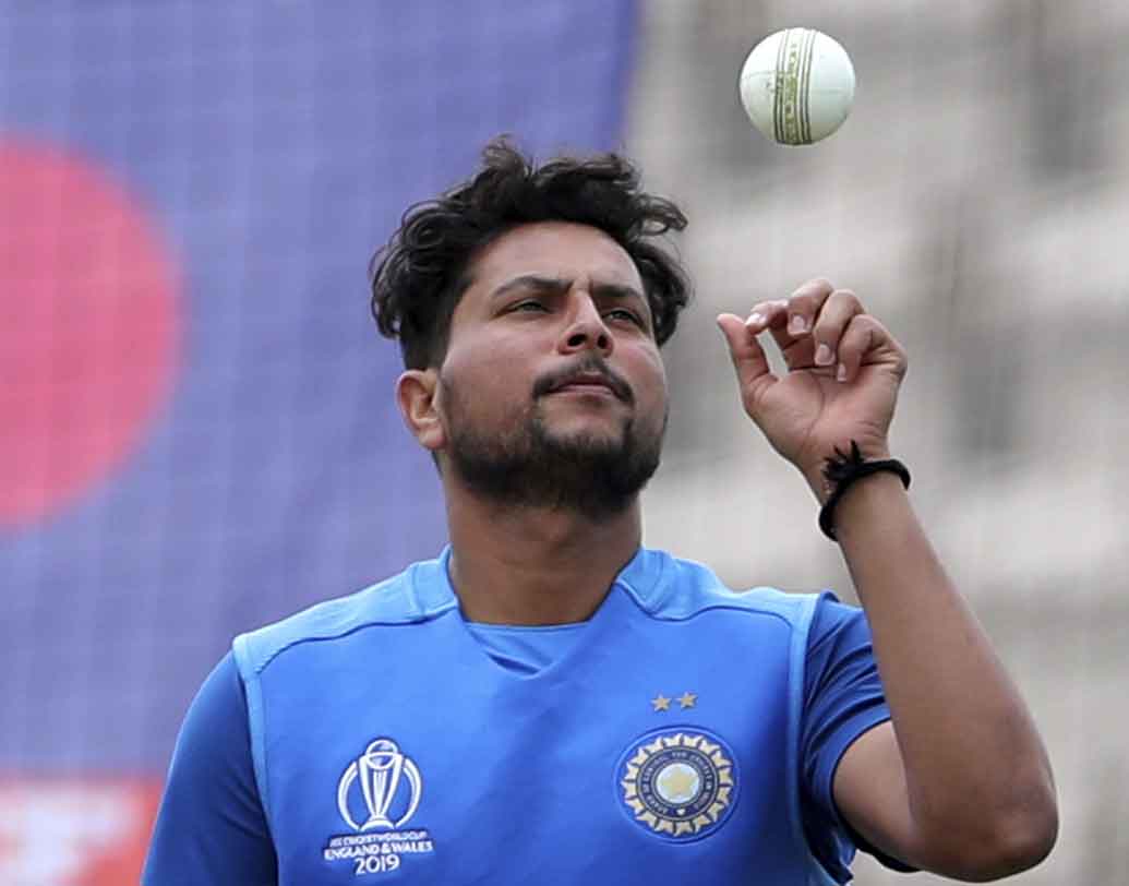 কুলদীপ যাদবের ফর্ম। সতীর্থ চহাল ৪টি উইকেট নিয়ে প্রোটিয়াদের কোমর ভাঙলেও কুলদীপের খাতায় মাত্র একটি উইকেট। আইপিএলের অফ ফর্ম কাটিয়ে এসে বাংলাদেশের বিরুদ্ধে ৩টি উইকেট নিলেও দক্ষিণ আফ্রিকার বিরুদ্ধে সেই মেজাজে পাওয়া যায়নি কুলদীপকে। অজি ম্যাচে ফর্মে থাকতেই হবে চায়নাম্যানকে।