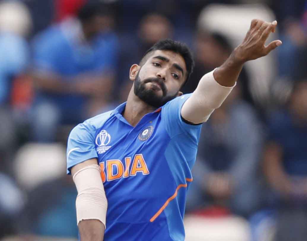 এ ছাড়াও ডেথ ওভারে বুমরার উইকেট না পাওয়া অন্যতম চিন্তার কারণ হয়ে দাঁড়াতে পারে। এই মুহূর্তে বিশ্বের অন্যতম সেরা ডেথ বোলিং স্পেশালিস্ট জশপ্রীত বুমরা প্রথম দুই স্পেলে দুর্দান্ত বোলিং করে দুই ওপেনারকে ডাগআউটে পাঠালেও শেষের স্পেলে একটিও উইকেট পাননি তিনি।