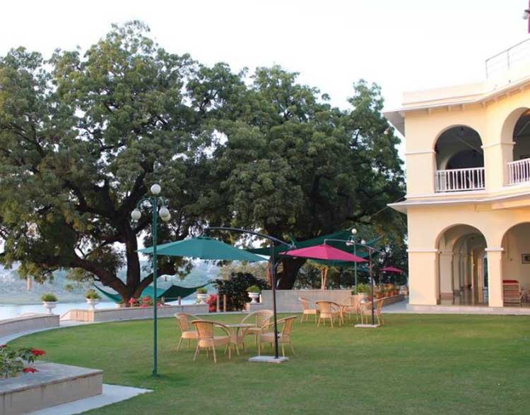 বিদ্রোহীদের হাতে খুন হন বার্টন ও তাঁর পরিবারের অন্য সদস্যরা।  কোটার তত্কালীন রাজা প্যালেসের ভিতর থেকে পরে তাঁদের দেহ উদ্ধার করেন।  প্যালেসের সেন্ট্রাল হলে সকলকে সমাধিস্থ করা হয়।