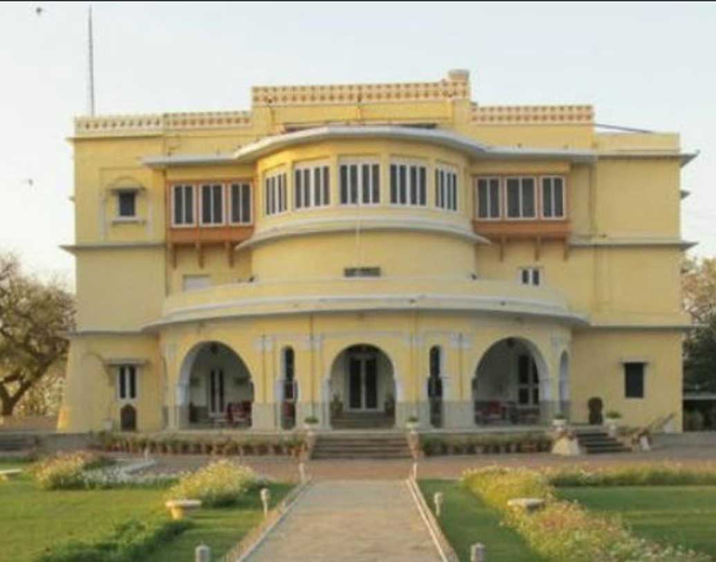 ওই প্যালেসে না কি বার্টনের ‘আত্মা’কে ঘুরে বেড়াতে দেখা যায়, এমনই দাবি করেছেন অনেকে। স্থানীয় বাসিন্দারাও দাবি করেন, ওই প্যালেস থেকে মাঝে মধ্যেই অদ্ভুত সব ভুতুড়ে আওয়াজ শুনতে পান তাঁরা।