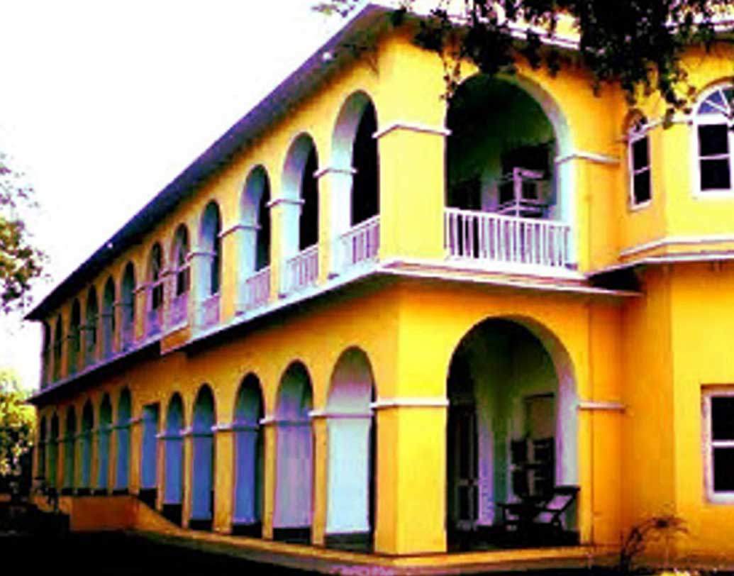 নিরাপত্তারক্ষীরাও নাকি বার্টনের ‘আত্মা’কে দেখেছেন বহু বার। তাঁদের দাবি, কোনও দিন কারও ক্ষতি করেনি বার্টনের ‘ভূত’! এমনও দাবি করা হয়, কোনও নিরাপত্তারক্ষী যদি পাহারা দিতে দিতে ঘুমে ঢলে পড়েন তাঁকে না কি জাগিয়ে তুলতে চড় মারে বার্টনের ‘ভূত’। শুধু চড় মারাই নয়, তিনি না কি আবার ধমকও দেন।