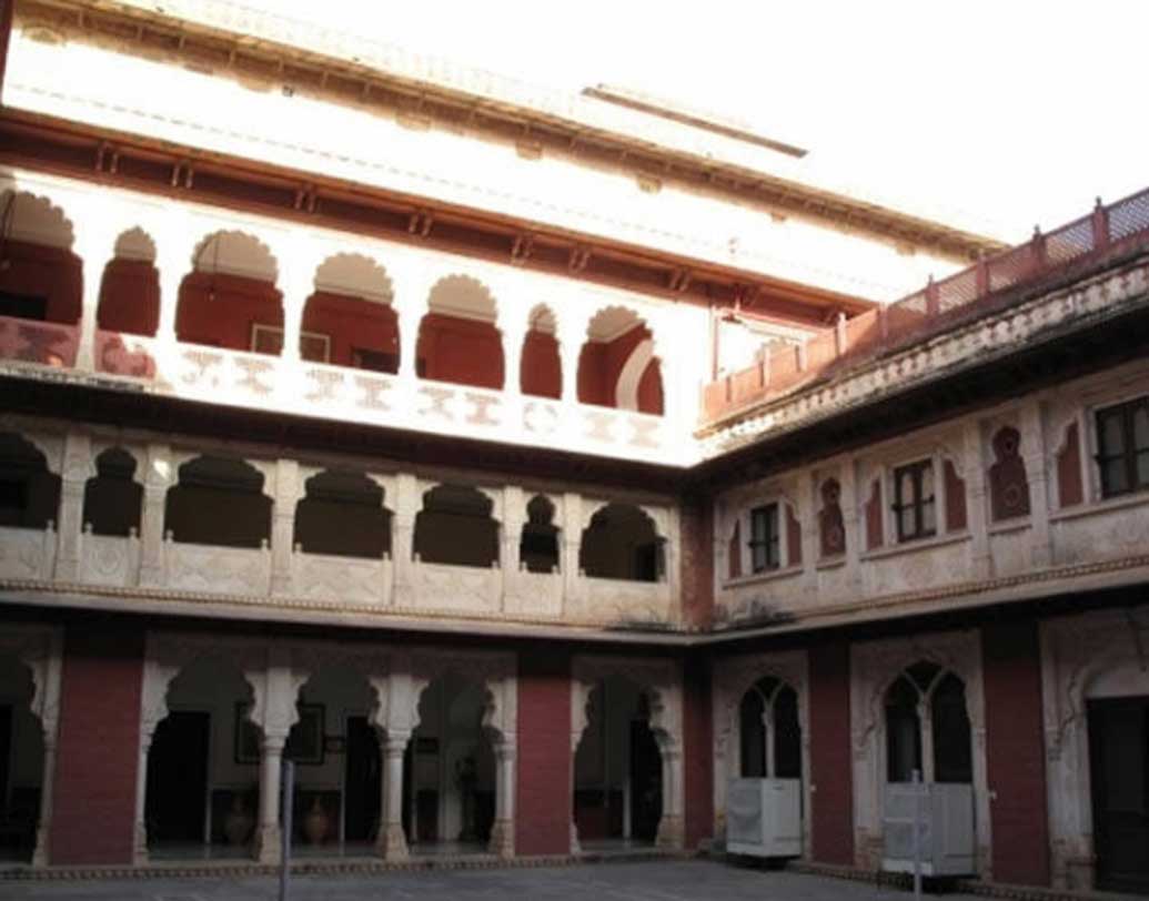 প্যালেসের সেন্ট্রাল হলে গিয়ে অদ্ভুত বিষয় উপলব্ধি করেছেন বলে অনেকে এমন দাবিও করেছেন। হোটেলে আগত পর্যটকদের রাতে ঘরে থাকতেই পরামর্শ দেন প্যালেস কর্তৃপক্ষ। প্যালেসের বাগানে হাঁটতেও নিষেধ করা হয়।