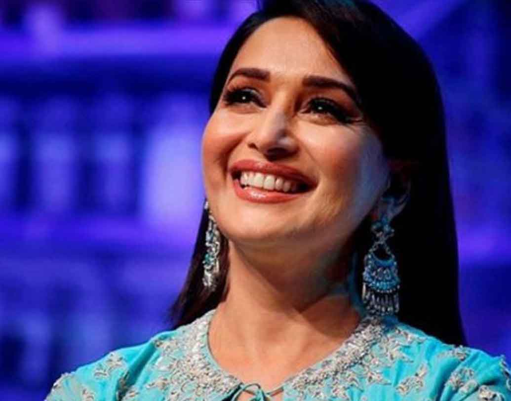 মাধুরী দীক্ষিত: অভিষেক বর্মনের ‘কলঙ্ক’-এ শেষবার বড়পর্দায় মাধুরীকে দেখেছেন দর্শক। তাঁর হাসিতে এখনও মোহিত হয়ে যায় আট থেকে আশি। এ হেন মাধুরী কিন্তু বয়সের দিক থেকে হাফ সেঞ্চুরি করে ফেলেছেন। তাঁর বয়স ৫২।