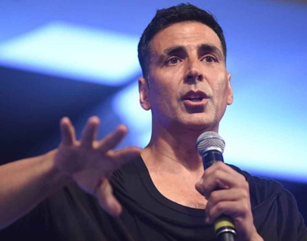 অক্ষয় কুমার: শরীর ফিট রাখতে অক্ষয় কতটা কড়া ধাতের মানুষ, তা হয়তো অনেকেই জানেন। সিগারেট খাওয়া বা মদ্যপান— কোনওটাই তাঁর রুটিনে নেই। এমনকি জিমেও যান না তিনি। ভোরে উঠে দৌড়নো এবং সঠিক ডায়েটে অক্ষয় নিজের বয়সকে বাঁধতে পেরেছেন। তিনি এখন ৫১-র যুবক।