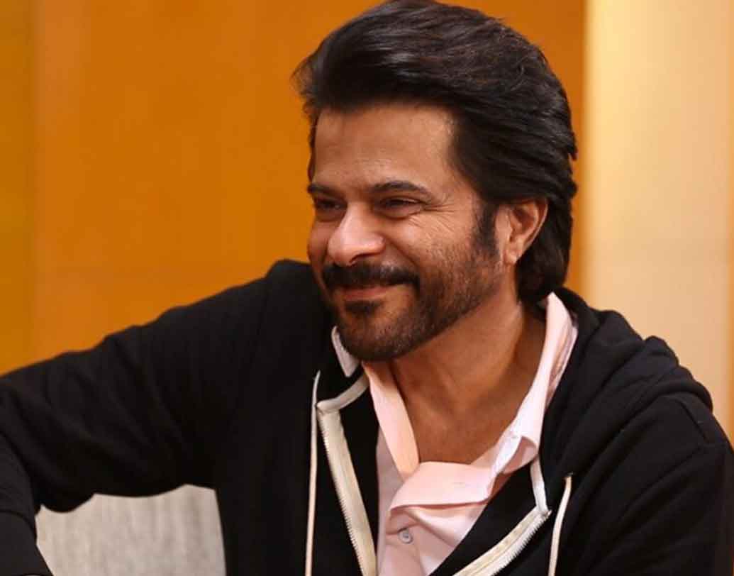 অনিল কপূর: যত দিন যাচ্ছে, ততই যেন বয়স কমে যাচ্ছে অনিল কপূরের। এ কথা প্রায়ই বলেন তাঁর অনুরাগীরা। শোনা যায়, ডায়েটের বিষয়ে নাকি খুব সচেতন নায়ক। সে কারণেই আসল বয়স ৬২ হলেও চেহারার তার ছাপ পড়তে দেননি অনিল।