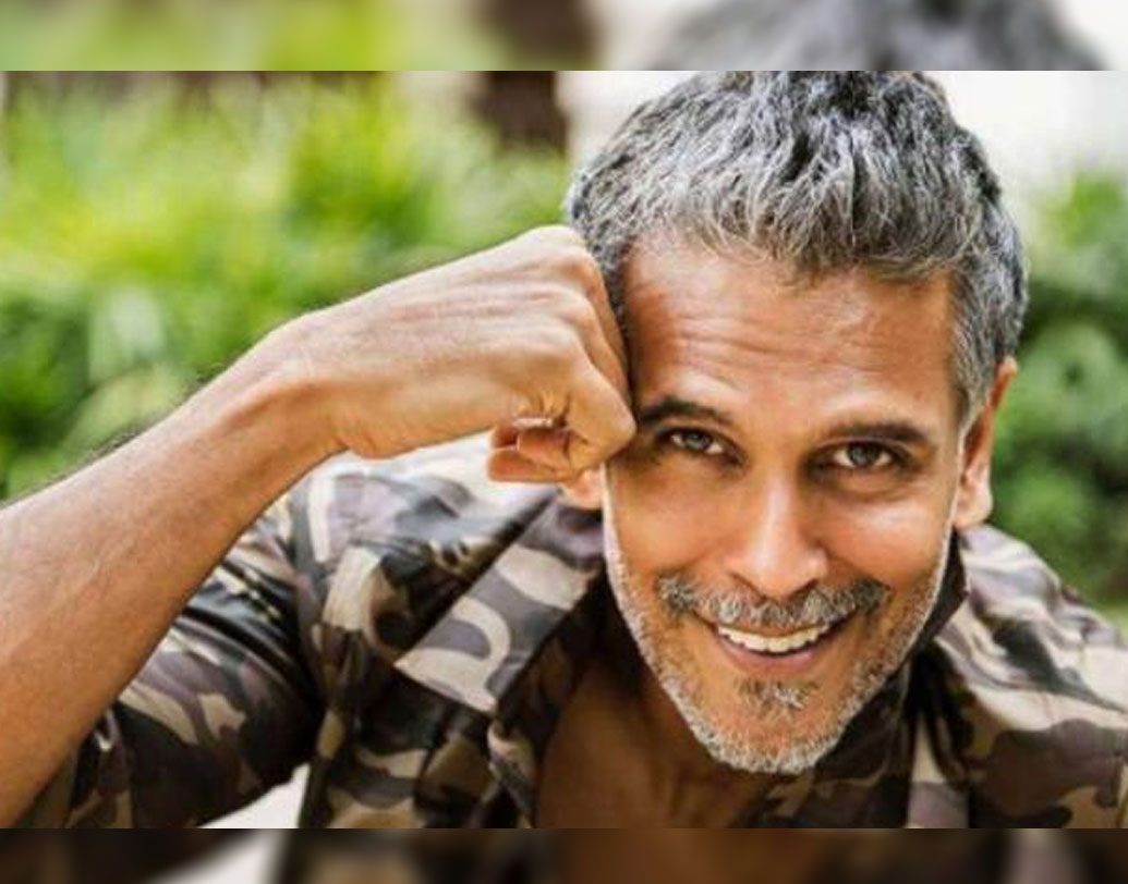 মিলিন্দ সোমন: এই মুহূর্তে আপনার ইনস্টাগ্রাম ক্রাশ কে? যে বয়সের মহিলার কাছেই প্রশ্নটা করুন না কেন, অনেক নামের মধ্যে মিলিন্দ সোমন কমন পাবেন। বয়স ৫৩। কিন্তু এখনও কেরিয়ারের প্রথম দিনের মতোই গ্ল্যামার ধরে রাখতে পেরেছেন এই মডেল।