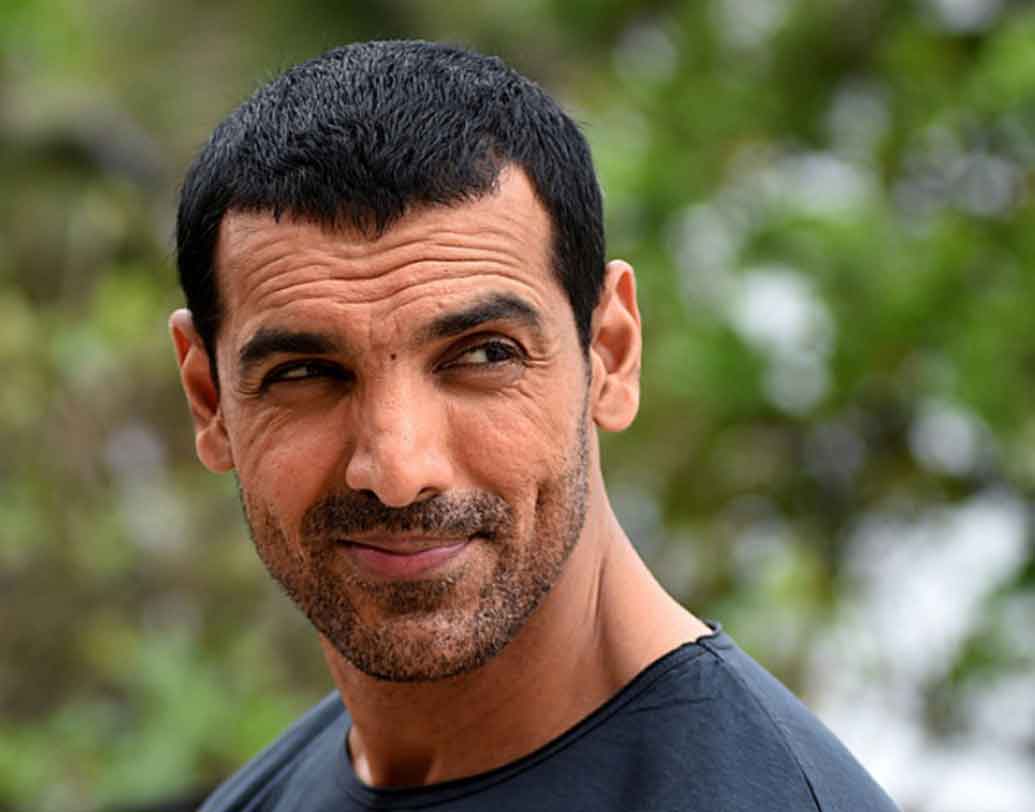 জন আব্রাহাম: দু’দশক আগে বলিউডে কেরিয়ার শুরু করেছিলেন জন আব্রাহাম। তিনি সেই দলের অভিনেতা, যাঁর অভিনয় নয়, বরং চেহারা নিয়ে আলোচনা হত বেশি। এক কালের নামজাদা মডেল জন ৪৬ বছর বয়সেও আকর্ষণীয় চেহারা ধরে রেখেছেন বলে মত সিনে বিশেষজ্ঞদের।