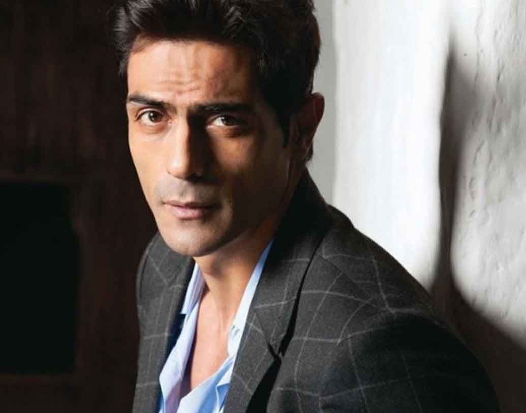 অর্জুন রামপাল: সেক্সিয়েস্ট ম্যান। দীর্ঘ দিন ধরেই বলি ইন্ডাস্ট্রিতে এই বিশেষ তকমা ধরে রেখেছেন অর্জুন। বিয়ে, বিচ্ছেদ, ফের নতুন করে প্রেমে পড়া— অর্জুন যেন বাকিদের থেকে অনেকটাই আলাদা। এ হেন নায়কের ৪৬ বছর বয়সেও সেক্সিয়েস্ট তকমাই প্রাপ্য বলে মনে করেন অনেকে।