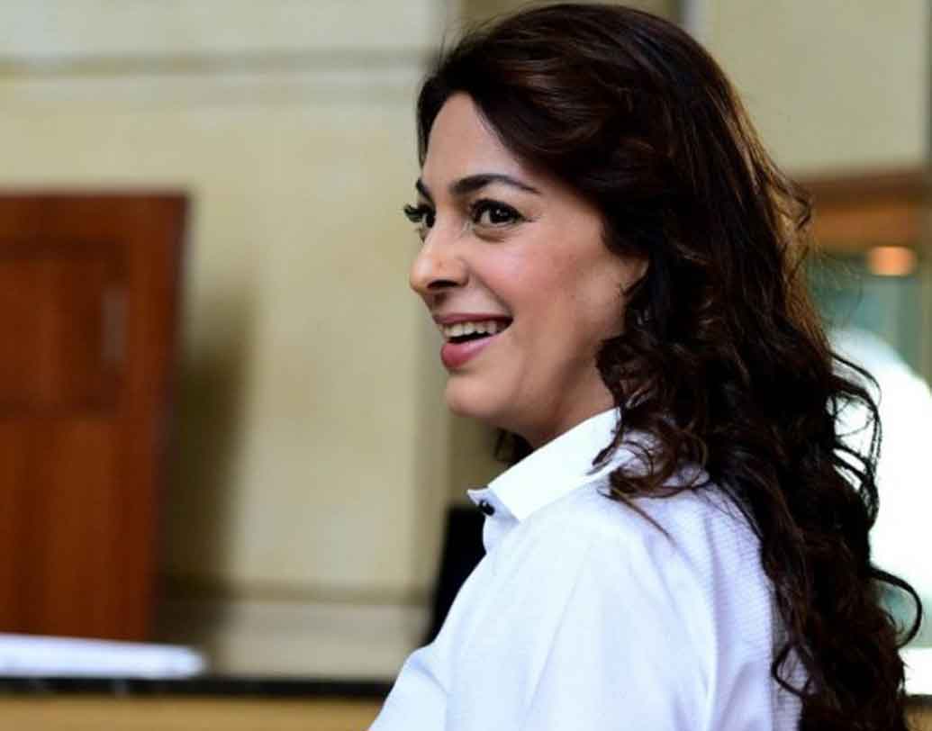 জুহি চাওলা: যে নায়িকাদের মধ্যে পাশের বাড়ির ইমেজ ধরা আছে, জুহি তাঁদের মধ্যে অন্যতম। যে লুক নিয়ে কেরিয়ার শুরু করছিলেন, ৫১ বছর বয়সে পৌঁছেও তার খুব একটা পরিবর্তন হয়নি বলেই মনে করেন তাঁর অনুরাগীরা।