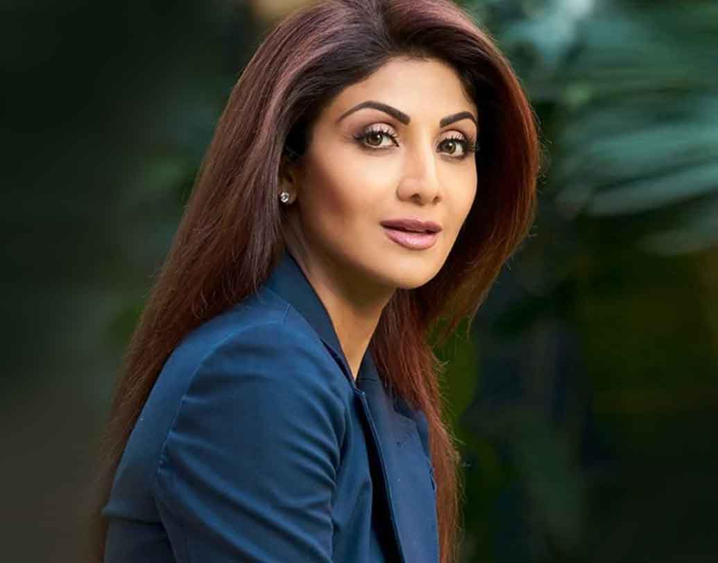 শিল্পা শেট্টি: ফিটনেস ফ্রিক। শিল্পার ক্ষেত্রে উপযুক্ত বিশেষণ। অভিনয়ের থেকেও তাঁর যোগাভ্যাস নিয়ে বেশি শিরোনাম হয়। ৪৪ বছর বয়সেও তাঁর ফিট থাকার রহস্য জিম এবং ডায়েট।