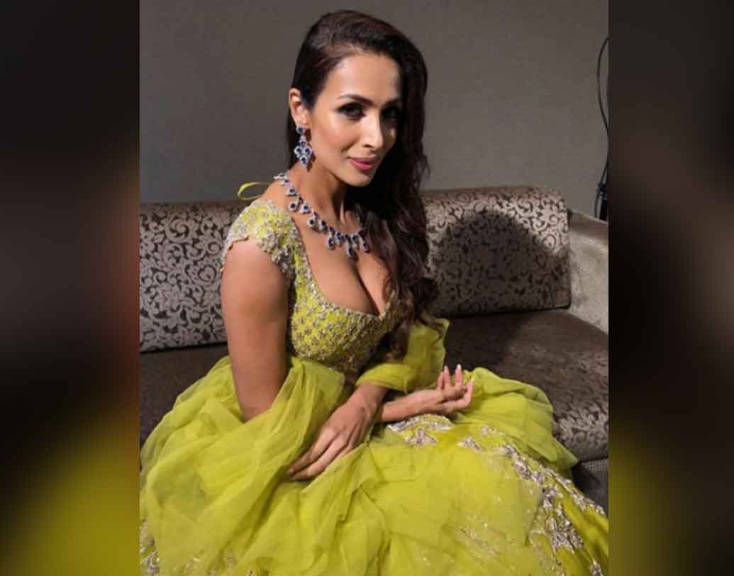 মালাইকা আরোরা: আরবাজ খানের সঙ্গে বিবাহবিচ্ছেদ এবং অর্জুন কপূরের সঙ্গে প্রেমের গুঞ্জন মালাইকাকে ইদানীং বার বার শিরোনামে নিয়ে এসেছে। ৪৫ বছর বয়সেও তাঁর গ্ল্যামার ধরে রাখার রহস্য জানতে আগ্রহী বহু দর্শক।