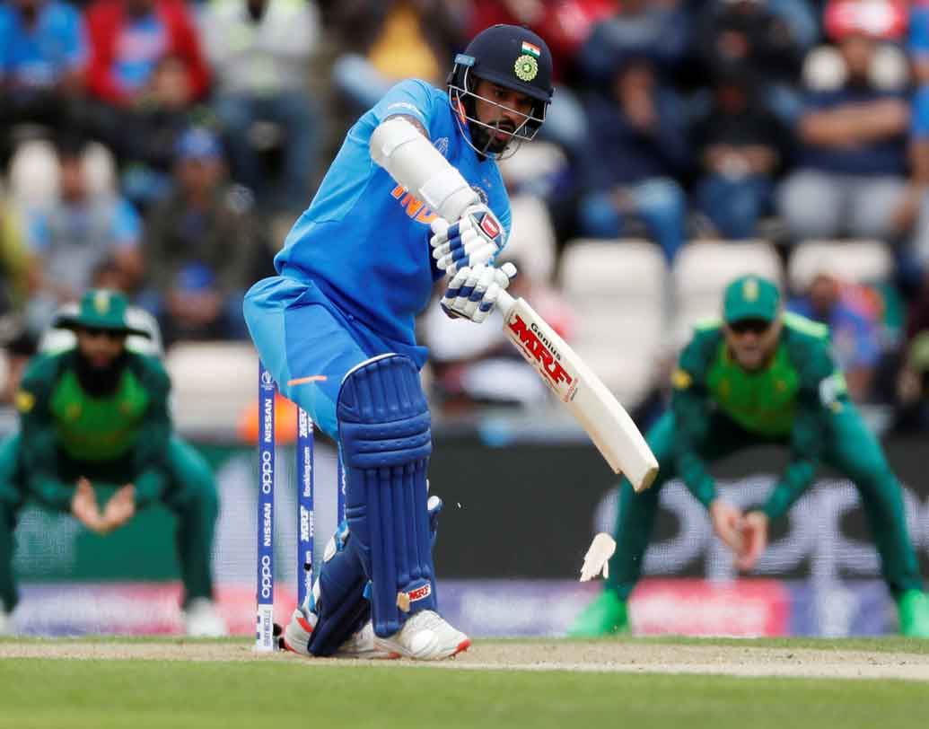 বিশ্বকাপের শুরুটা ভাল হয়নি শিখর ধওয়নের। প্রথম ম্যাচে তিনি ব্যর্থ হলেও ভারতের এই বাঁ হাতি ওপেনারের ব্যাট যে কোনও মুহূর্তে ঝলসে উঠতে পারে। অজিদের বিরুদ্ধে ওপেনিংয়ে ডান হাতি-বাঁ হাতি কম্বিনেশনে পরিবর্তন আনা হবে না।