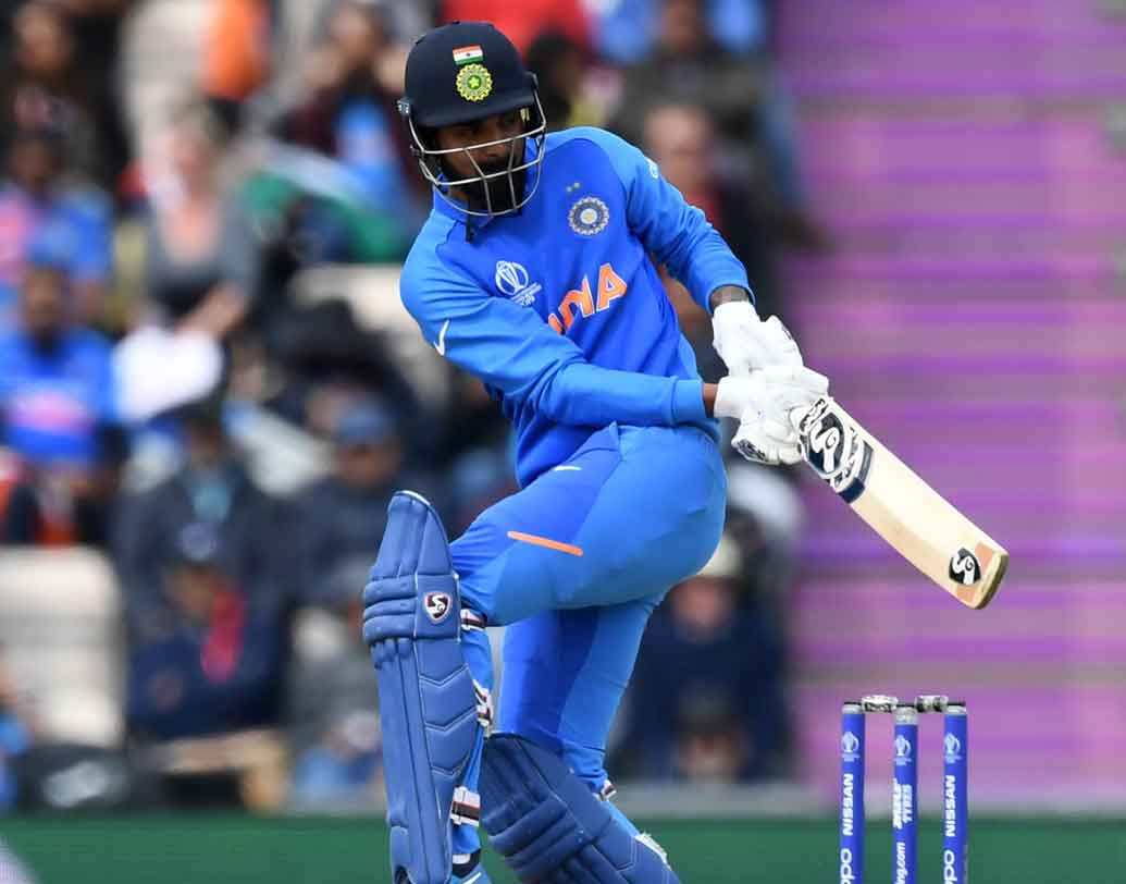 লোকেশ রাহুল চার নম্বরে নির্ভরযোগ্য ব্যাট। দক্ষিণ আফ্রিকার বিরুদ্ধে ভাল খেলেছিলেন। তবে ক্রিজে জমে যাওয়ার পরে মাঝেমাঝেই উইকেট ছুড়ে দিতে দেখা যায় তাঁকে। অজিদের বিরুদ্ধে কিন্তু রাহুলকে নিজের নামের প্রতি সুবিচার করতে হবে।