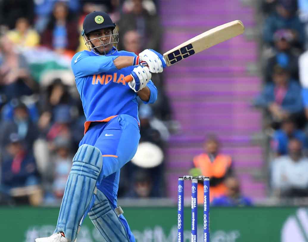 মহেন্দ্র সিংহ ধোনি মাঠে থাকলে ভারতের ম্যাচ জেতার সম্ভাবনা অনেকটাই বেড়ে যায়। সেরা ফিনিশার তিনি। দলের অধিনায়ক কোহালি হলেও উইকেটের পিছন থেকে তিনি দল পরিচালনা করেন। কুলদীপ যাদব, চহালদের মতো তরুণ বোলারদের জন্য ফিল্ডিং সাজিয়ে দেন ধোনি।