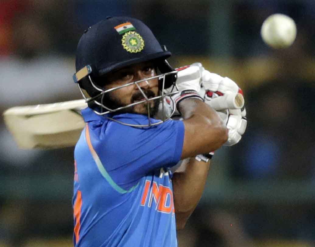 কেদার যাদব ব্যাটে ও বলে কার্যকরী ভূমিকা নেন। ব্যাটের হাত চমৎকার। বল হাতে পার্টনারশিপ ভাঙতে পারেন তিনি।