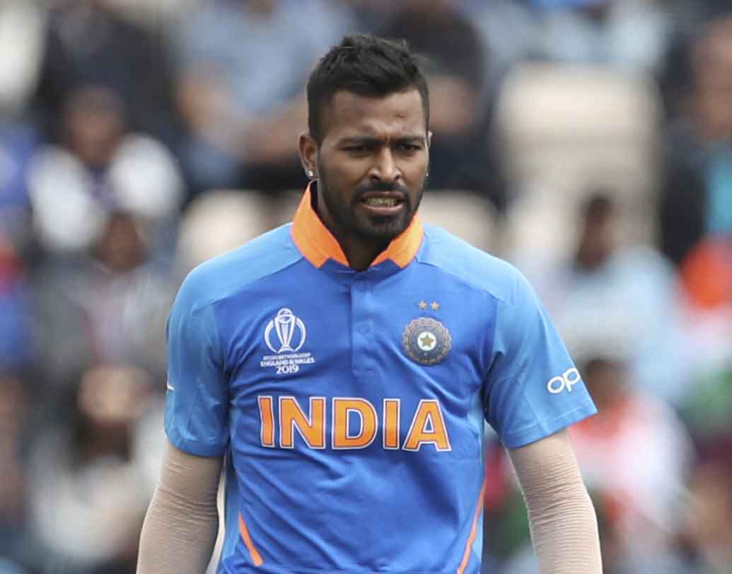 হার্দিক পাণ্ড্যর প্রশংসা সবার মুখে। অনেকেই বলছেন, আইপিএলের ফর্ম ধরে রাখতে পারলে বিশ্বকাপে ফুল ফোটাবেন পাণ্ড্য। ইংল্যান্ডের পরিবেশে পাণ্ড্যর সিম বোলিং কাজে লাগবে। ব্যাট হাতে যে কোনও মুহূর্তে ম্যাচের রং বদলে দিতে পারেন এই অলরাউন্ডার।