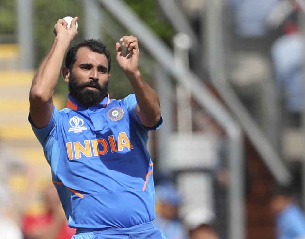 ভুবনেশ্বর কুমারের পরিবর্তে অজিদের বিরুদ্ধে নামতে পারেন বাংলার পেসার মহম্মদ শামি। অস্ট্রেলিয়ার দুর্বলতা দেখিয়ে দিয়েছেন ওয়েস্ট ইন্ডিয়ান পেসাররা। বাউন্সার দিয়ে অজি ব্যাটসম্যানদের পরীক্ষা নিতে পারেন শামি।