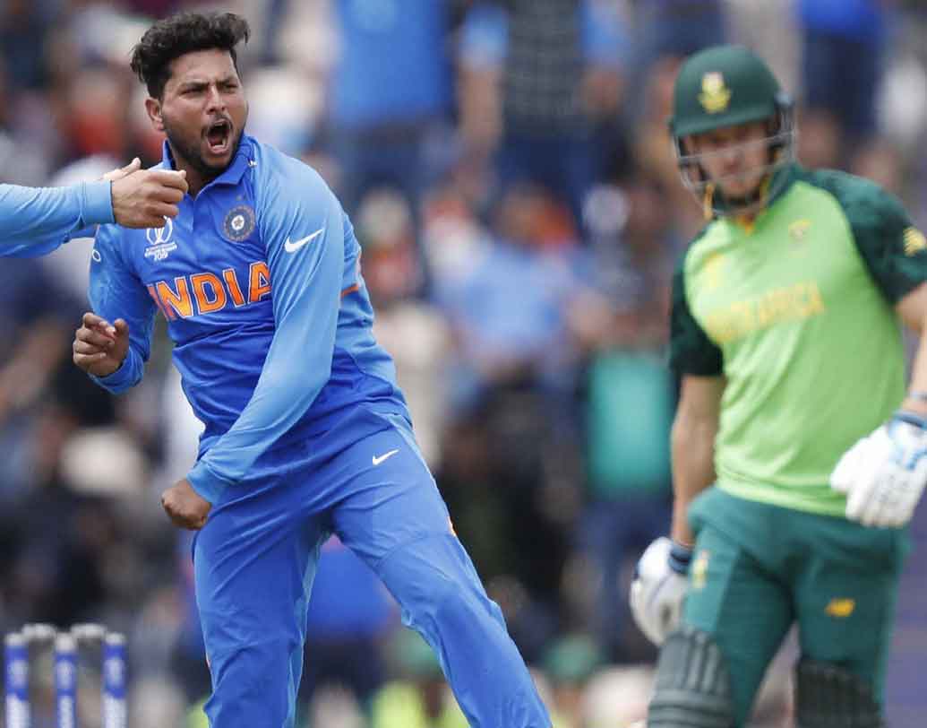 কুলদীপ যাদব আইপিএলে ফর্মে ছিলেন না। বিশ্বকাপে ছন্দে ফেরার ইঙ্গিত দিয়েছেন। অজিদের বিরুদ্ধেও নজর থাকবে এই বাঁ হাতি চ্যায়নাম্যান বোলারের দিকে।