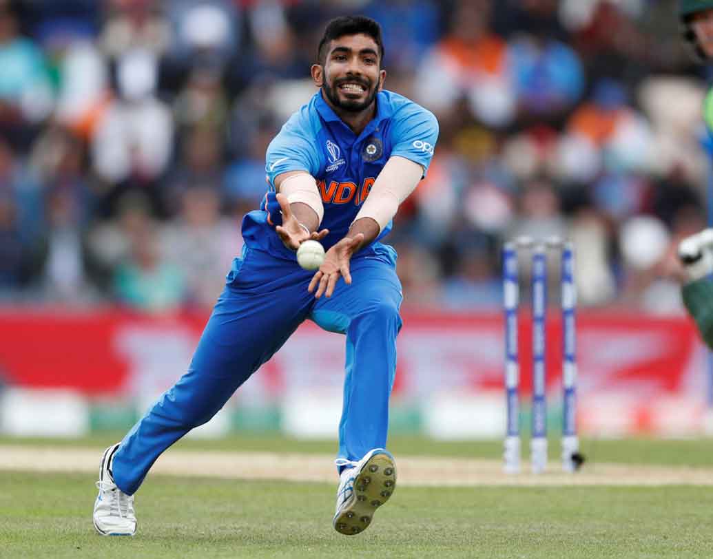 যশপ্রীত বুমরার দৌরাত্ম্যে দক্ষিণ আফ্রিকা শুরুতেই ছন্দ হারিয়েছিল। তাঁর বিষাক্ত বোলিংয়ের মোকাবিলা করতে পারেননি প্রোটিয়া ওপেনাররা। রিকি পন্টিং বুমরাকেই বিপজ্জনক বলে মনে করছেন। তাঁকে কীভাবে সামলান অজি ব্যাটসম্যানরা সেটাই দেখার।