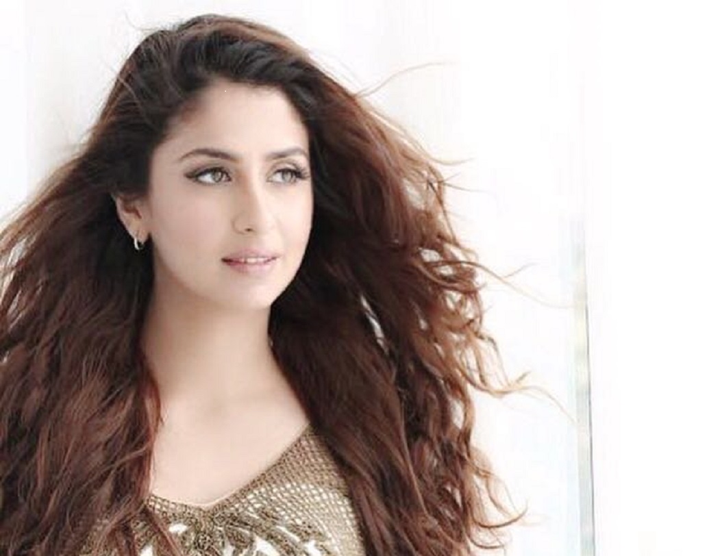 বাবা প্রযোজক-পরিচালক ববি রাজ। কিংবদন্তি নায়িকা অনিতা রাজ সম্পর্কে তাঁর পিসি।