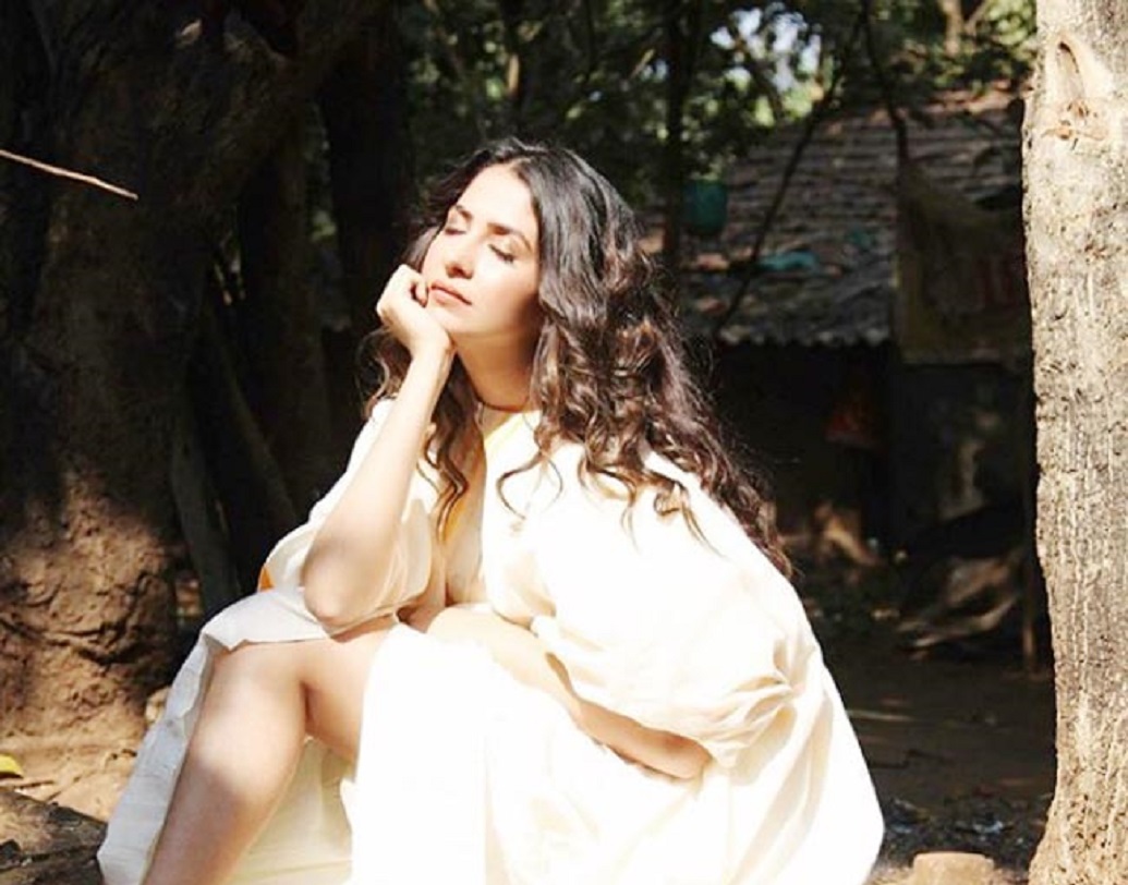 খুব শীঘ্রই বলিউড অভিনেতা ইমরান হাসমির সঙ্গে জুটি বাঁধতে চলেছেন মালবিকা। ছবির নাম ‘ক্যাপ্টেন নবাব