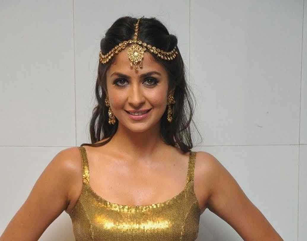 বলিউডের গ্ল্যামারাস এই নায়িকা দীপিকা পাড়ুকোনের ভারী ভক্ত। রনবীর কপূরের সঙ্গে ডেটে যাওয়ার স্বপ্ন দেখেন তিনি।