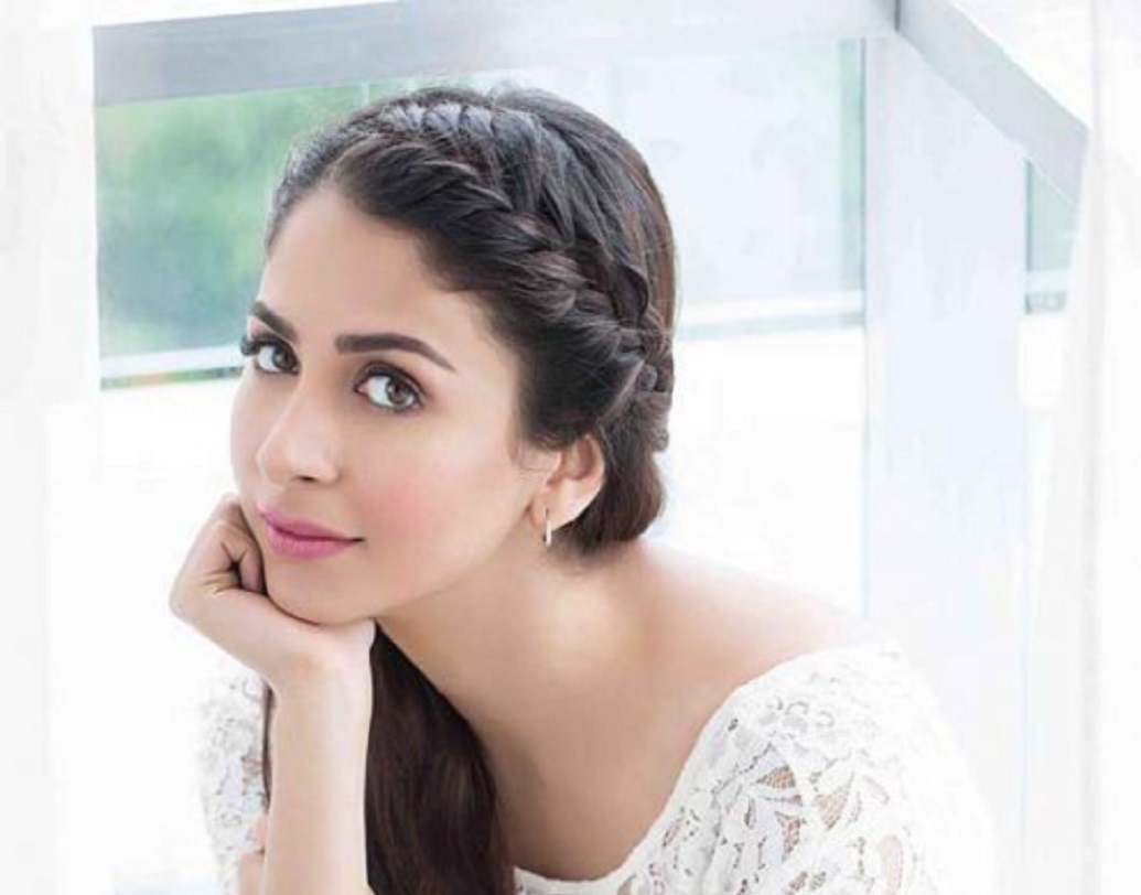 বেড়াতে খুবই ভালোবাসেন। সময় পেলেই বেরিয়ে পড়েন। পছন্দের জায়গা ফ্রান্স আর মলদ্বীপ।