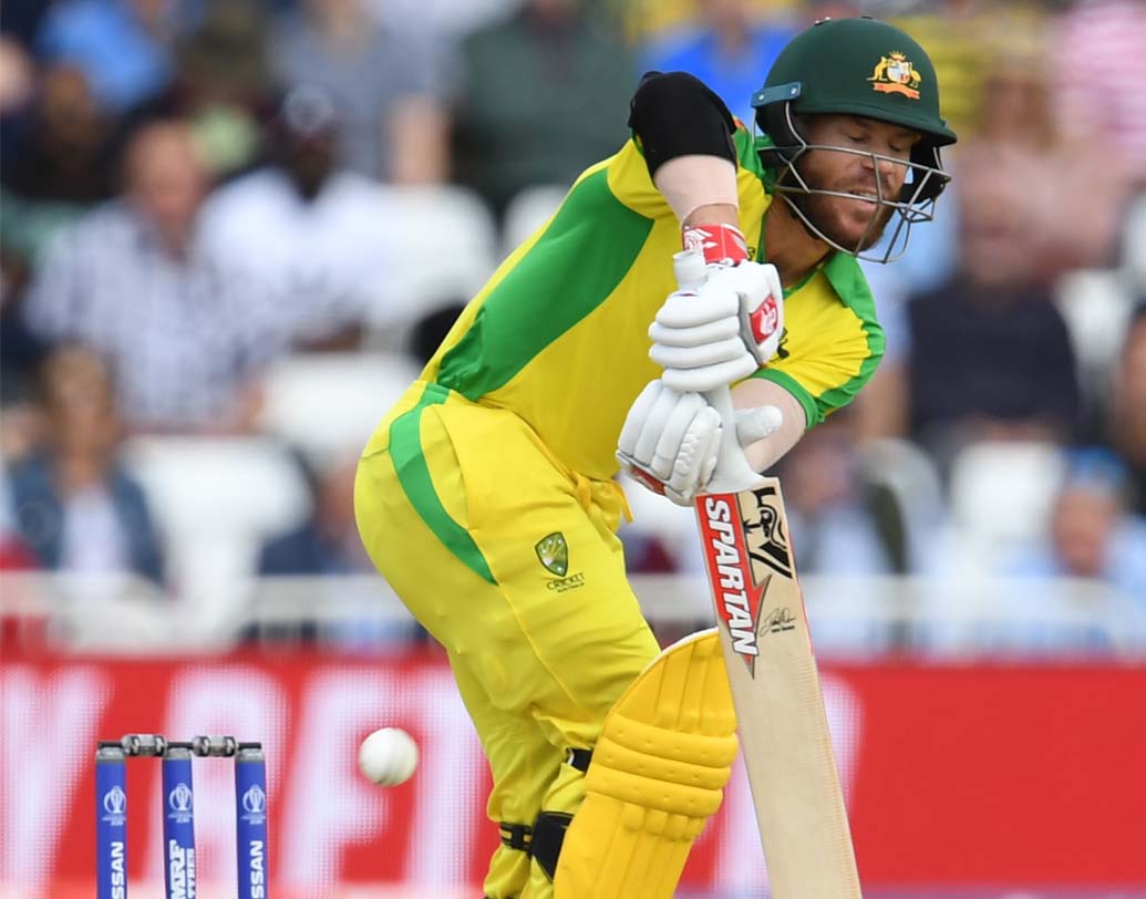 ওপেনিংয়ে ফিঞ্চের সঙ্গে শুরু করবেন বিপজ্জনক বাঁ হাতি ব্যাটসম্যান ডেভিড ওয়ার্নার। প্রথম ম্যাচে ৮৯ রান করলেও দ্বিতীয় ম্যাচে কিছু করতে পারেননি তিনি। আইপিএলে ওয়ার্নার অন্য মেজাজে ধরা দিয়েছিলেন। তিনি চলতে শুরু করলে থামানো মুশকিল।