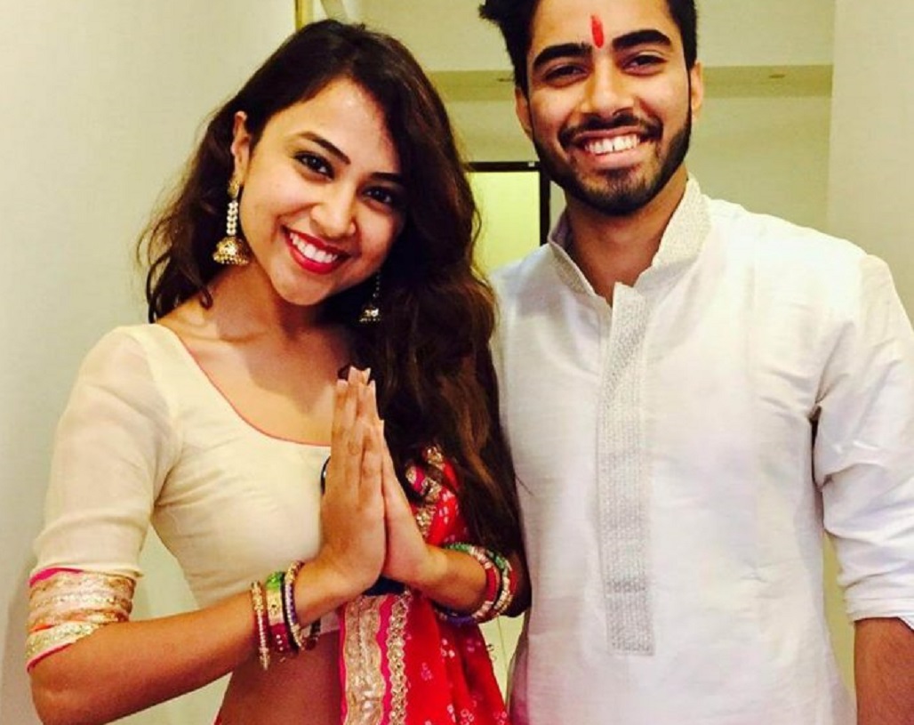 তাঁর একমাত্র ভাই ঈশান পাঠক দিদির মতো এই পেশায় আসেননি। এক বহুজাতিক সংস্থায় মার্কেটিং প্রধান হিসেবে নিযুক্ত রয়েছেন তিনি।