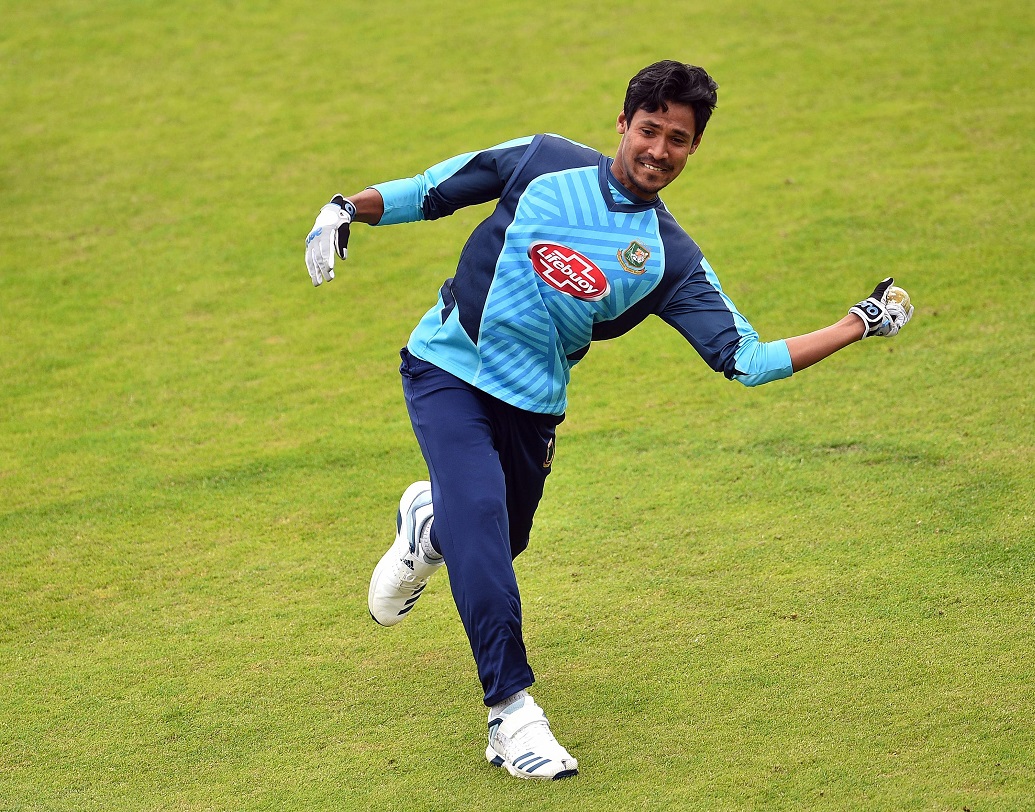 সেই বছরই ভারতকে ২-১ ফলে হোমসিরিজে হারায় বাংলাদেশ। সদ্য দলে অভিষেক হওয়া মুস্তাফিজুর রহমান তাঁর কাটারে ঘায়েল করেন একের পর এক ভারতীয় ব্যাটসম্যানকে। এরপরেই এক বাংলাদেশি বিজ্ঞাপনে দেখা যায় কোহালি, ধোনি-সহ বাকি ভারতীয় ক্রিকেটারদের অর্ধেক মাথা কামানো। তীব্র বিতর্ক হয় এই বিজ্ঞাপন নিয়ে।