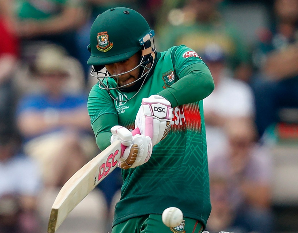 ২০১৬ টি২০ বিশ্বকাপে ভারতের কাছে হেরে বিশ্বকাপ থেকে ছিটকে যায় বাংলাদেশ। এরপর ওয়েস্ট ইন্ডিজের বিরুদ্ধে ভারত সেমিফাইনালে হারলে টুইটারে উল্লাস দেখিয়ে বিতর্কিত মন্তব্য করেন মুশফিকুর রহিম। তিনি লেখেন, “ভারতকে হারতে দেখে কী আনন্দই না হচ্ছে। এটাই তো চেয়েছিলাম।” পরে অবশ্য ক্ষমা চেয়ে নিলেও বিতর্ক থামেনি।