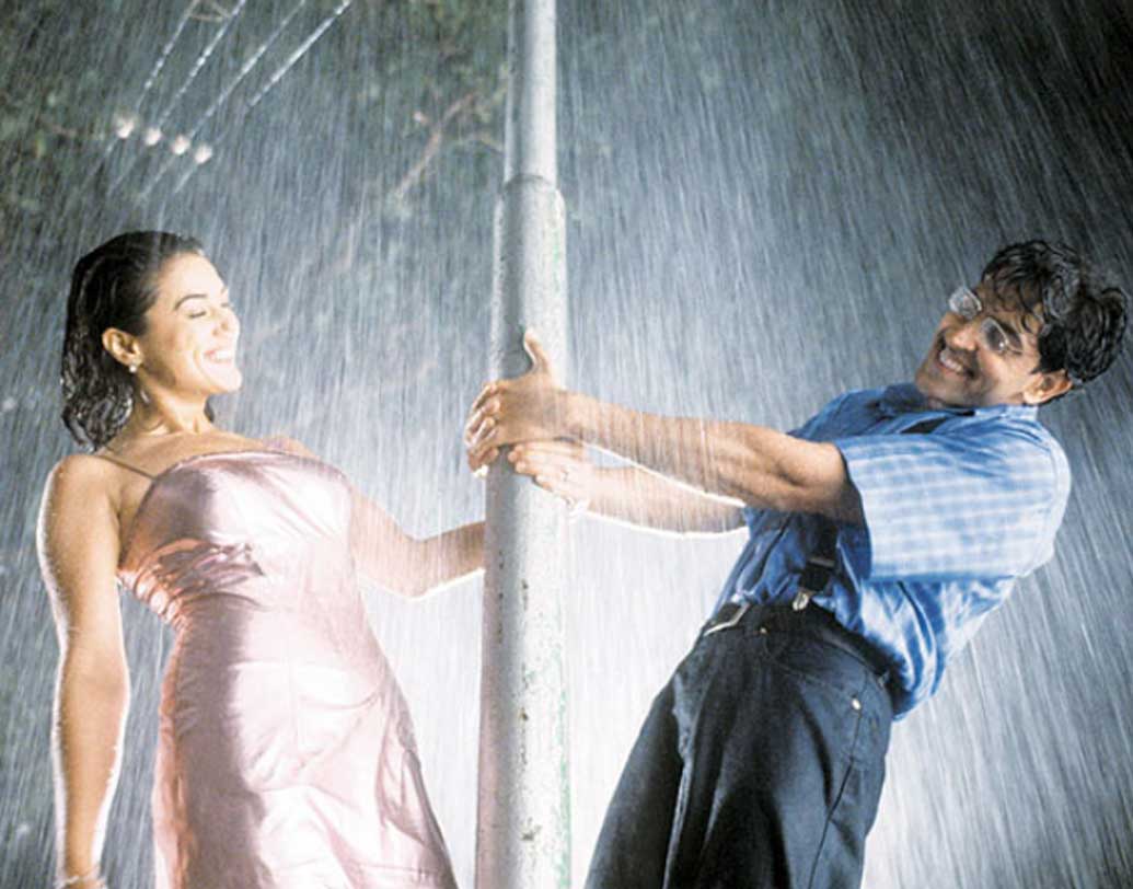 নিশা (প্রীতি জিন্টা) বন্ধুদের সঙ্গে পরিচয় করাতে প্রথমবার ক্লাবে নিয়ে যান রোহিত (হৃতিক)-কে। সেই সময় রোহিত নীল রঙের চেক কাটা হাফ-স্লিভ শার্ট পরেছিলেন। কিন্তু এর পরের দৃশ্যেই দেখা যায় বৃষ্টির মধ্যে নীল শার্টের নীচে অফ হোয়াইট রঙের টি-শার্ট পরে গান করছেন দু’জনে।