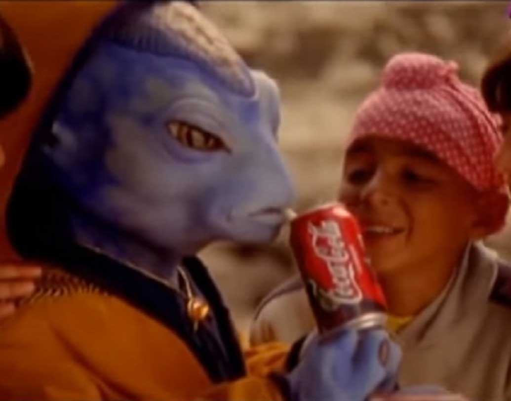 রোহিতের ভিনগ্রহী বন্ধু জাদু সূর্যের আলো থেকে শক্তি নেয়। তার অর্থ ঠান্ডা সহ্য করতে পারে না। কিন্তু  ছবির একটা দৃশ্যে তাকে দেখা গিয়েছে কোল্ড ড্রিঙ্কস খেতে।