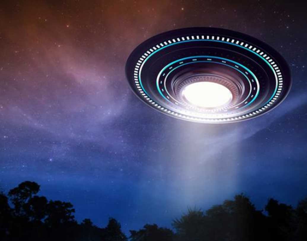 ফিল্মে প্রথম যখন রোহিতের বাবা বিজ্ঞানী সঞ্জয় ভিনগ্রহীদের যান দেখতে পান, তিনি একটি গাড়িতে ছিলেন। সে সময় একটা দুর্ঘটনাও ঘটে এবং গাড়ি উল্টে তাঁর মৃত্যু হয়। ছবির স্টোরি লাইন অনুযায়ী গাড়ি দুর্ঘটনা ঘটেছিল কানাডায়। কিন্তু গাড়ির নম্বর প্লেট ইউরোপ বা এশিয়ার মতো দেখতে ছিল।