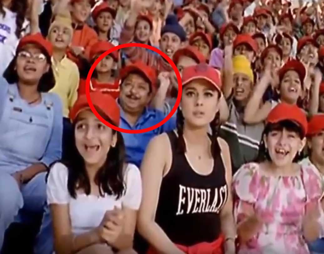 রোহিত আর তাঁর বাচ্চা দলের সঙ্গে বাস্কেট বল ম্যাচ চলছে। গ্যালারিতে বসে নিশা। আর জাদুকে একটা বস্তার মধ্যে লুকিয়ে রাখা হয়েছে কাছেই। জাদুর শক্তিতেই উড়ে উড়ে বাস্কেট বল খেলছেন হৃতিকরা। বস্তাবন্দি জাদু যখন নিশার পাশে, তখন নিশার পিছনেই বসে ইন্দ্রবদন পুরোহিত, অর্থাত্ আসল জাদু। এটা কী ভাবে পরিচালকের চোখ এড়িয়ে গেল?