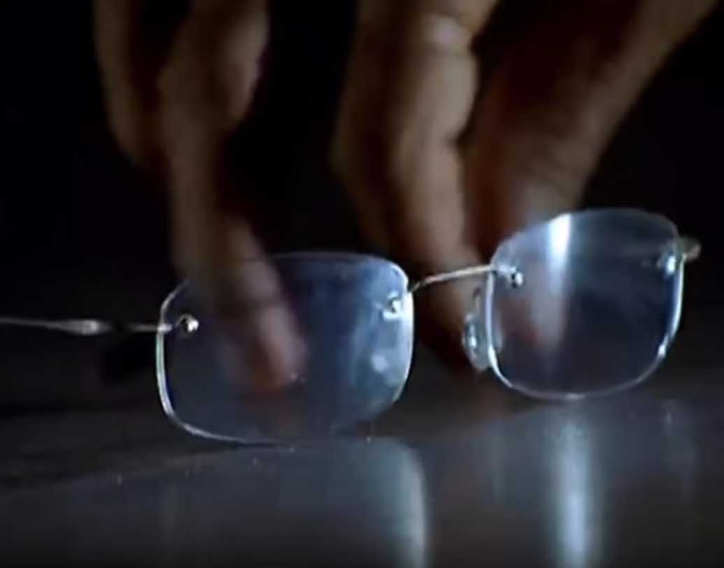 ছবির একটা দৃশ্যে দেখানো হয়েছে, রোহিত রাতে ক্লাবে ঢুকে একাই বাস্কেট বল প্রাকটিস করছেন। তার পর সেখানে নিশার বন্ধুরা আসেন এবং রোহিতকে মারধর করতে শুরু করেন। তাতে রোহিতের চশমা মেঝেয় পড়ে যায়। তারপর চশমা হাতে তুলেও নেন রোহিত।