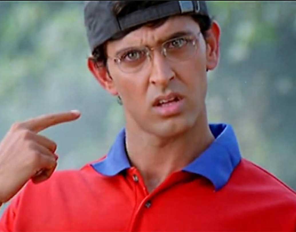 কিন্তু এই সময়ের মাঝে অন্তত তিনবার মেঝে পড়ে থাকা চশমার পজিশন বদলে ফেলেন পরিচালক। কখনও চশমাটা সোজাভাবে পড়ে ছিল, তার পরই আবার দেখা যায় চশমাটা উল্টে রয়েছে, আর ঠিক তার পরই আবার নিজে থেকেই সোজা হয়ে যায় চশমাটা!