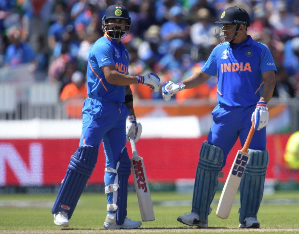 ভারত যদি বাংলাদেশ বা শ্রীলঙ্কার কাছে হেরে যায় আর ইংল্যান্ড পরবর্তী ম্যাচে যদি নিউজিল্যান্ডকে হারিয়ে দেয়, সেক্ষেত্রেও বিশ্বকাপের দৌড় থেকে অনিশ্চিত হয়ে যেতে পারে বিরাটরা।